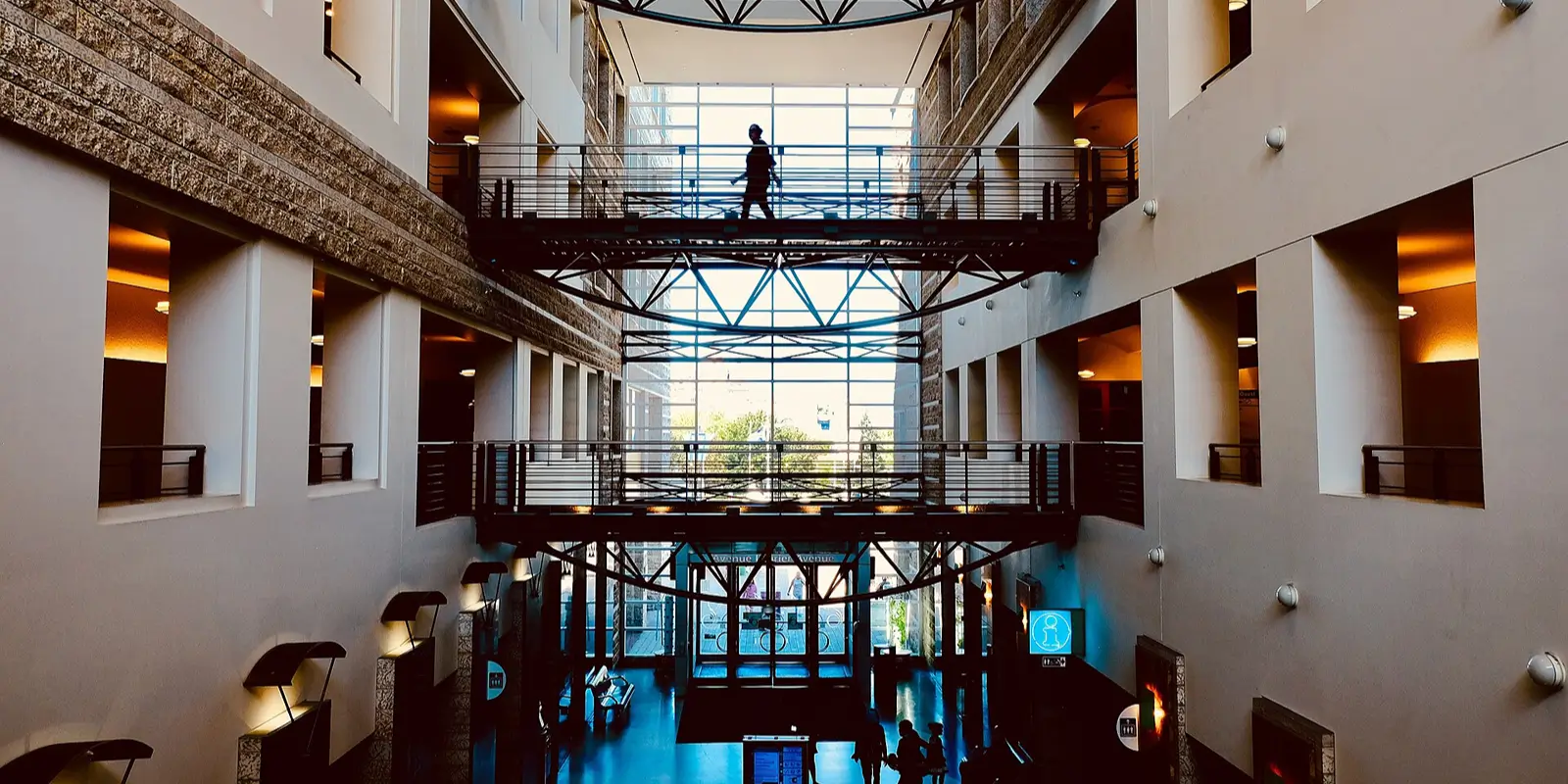 Ottawa_City_Hall_-_Lunch_time